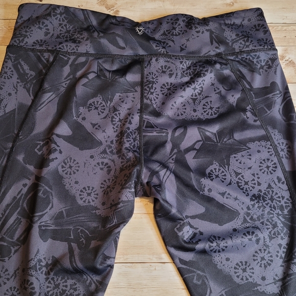 Betsey Johnson Performance Cropped Leggings | Activewear | Yoga Pants - Picture 11 of 16